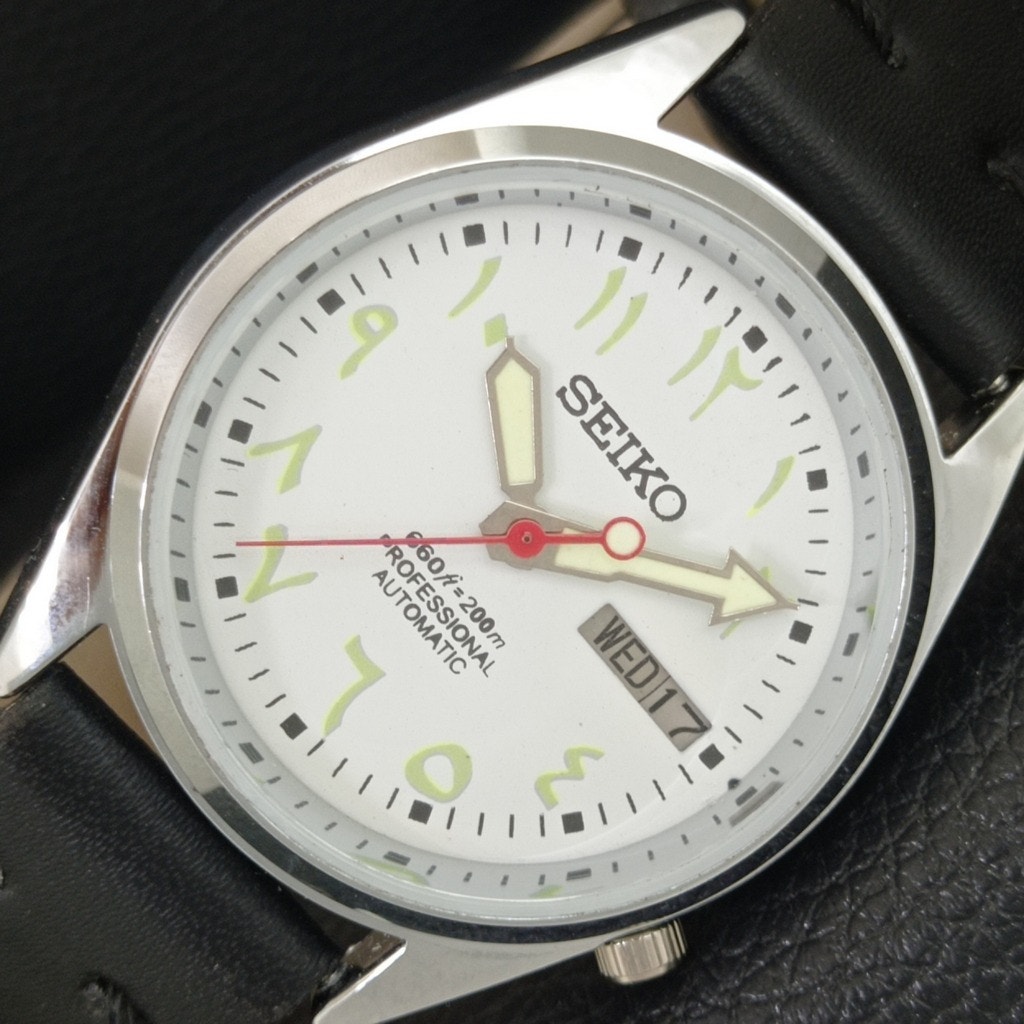 Vintage 1983 Seiko Automatic Mens Silver Watch WDaydate Gold Accents Vintage 1983 Seiko Automatic Mens Silver Watch WDaydate Gold Accents